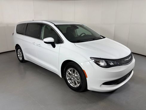 Used 2023 Chrysler Voyager LX FWD image 2