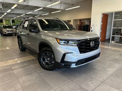 Used 2025 Honda Pilot TrailSport image 1