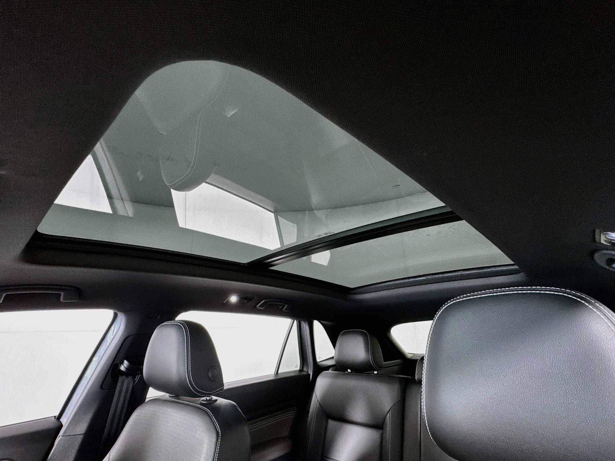 Used 2023 Volkswagen Atlas Cross Sport SE w/ Panoramic Sunroof Package AWD/4WD image 4