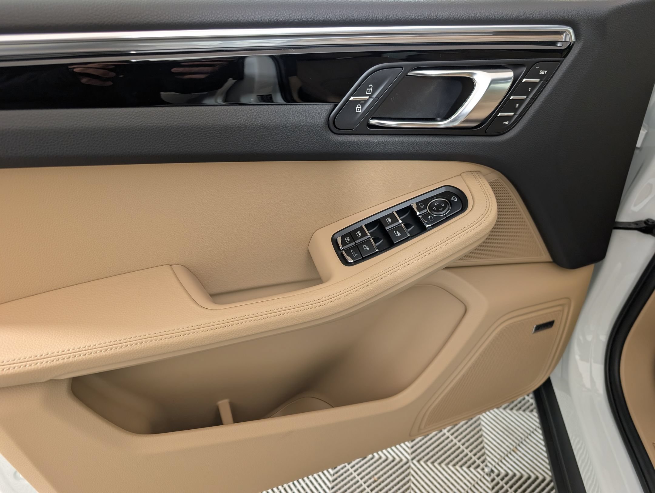 Certified 2026 Porsche Macan AWD/4WD image 16