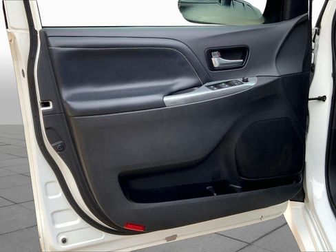 Used 2020 Toyota Sienna SE FWD image 20
