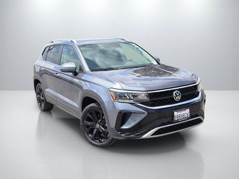 Used 2022 Volkswagen Taos SE FWD image 1