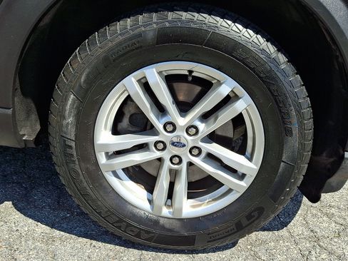 Used 2020 Ford Explorer XLT w/ Equipment Group 202A image 8