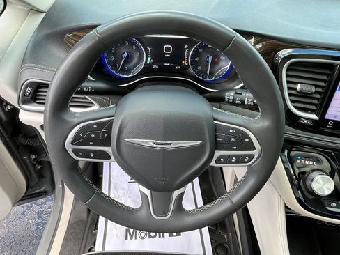 Used 2023 Chrysler Pacifica Limited FWD image 12