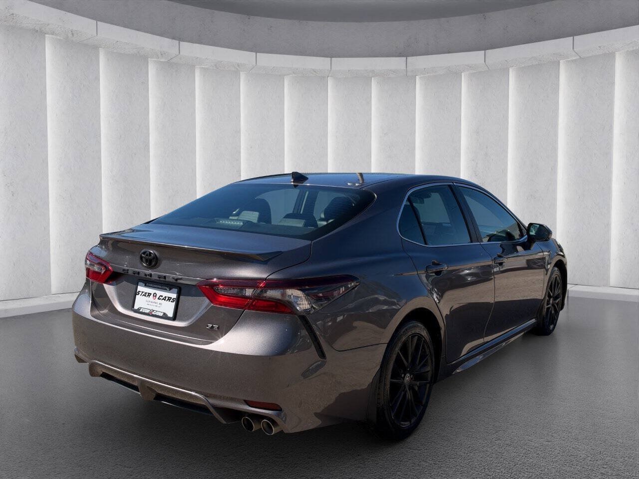 Used 2022 Toyota Camry SE w/ Cold Weather Package FWD image 5