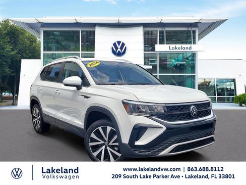 Used 2024 Volkswagen Taos SE w/ Panoramic Sunroof Package FWD image 1