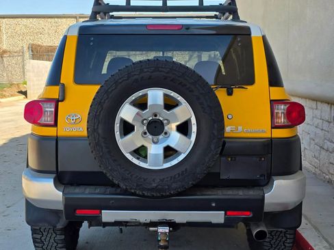 Used 2007 Toyota FJ Cruiser Sport Utility 2D image 4