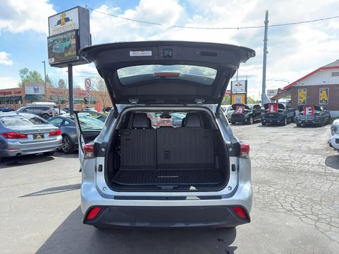 Used 2021 Toyota Highlander XLE AWD/4WD image 18