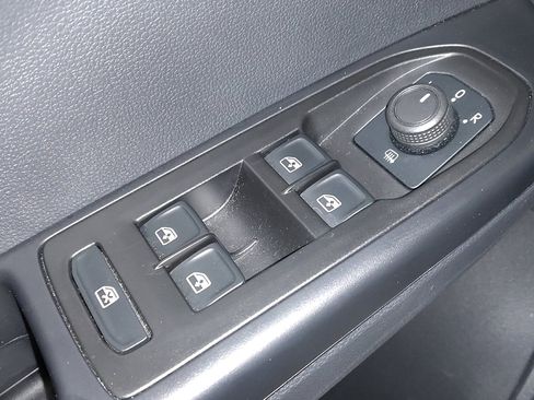 Used 2023 Volkswagen Taos SE image 27