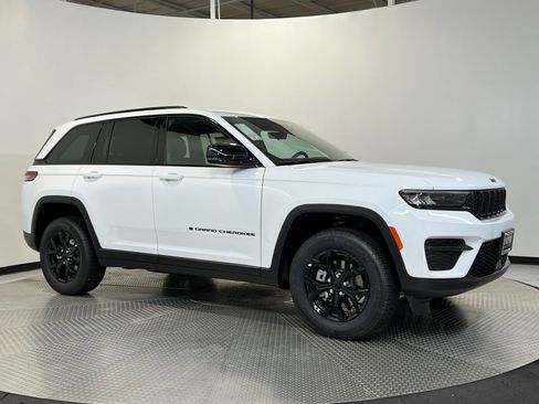 New 2025 Jeep Grand Cherokee Altitude image 1