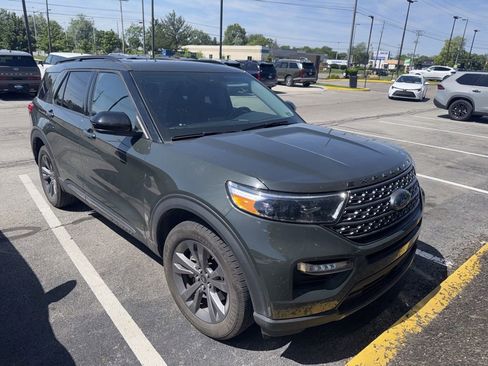 Used 2022 Ford Explorer XLT w/ Equipment Group 202A AWD/4WD image 4