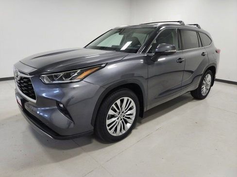 Used 2023 Toyota Highlander Platinum image 11