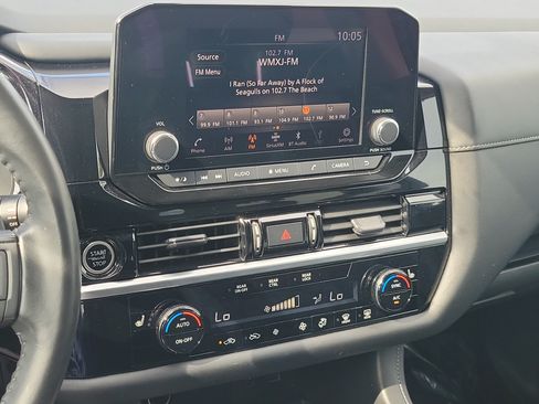 Used 2024 Nissan Pathfinder SV FWD image 27