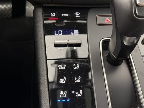 Certified 2024 Porsche Macan AWD/4WD image 17