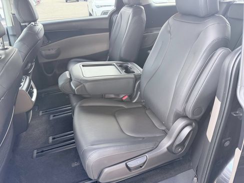Used 2026 Kia Carnival FWD image 28