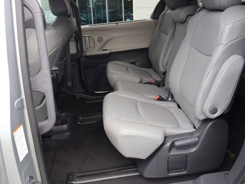 Used 2024 Toyota Sienna XLE image 27