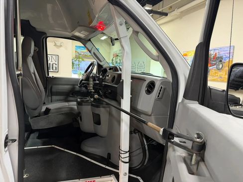 Used 2014 Ford E-250 and Econoline 250 Extended w/ Power Group RWD image 36