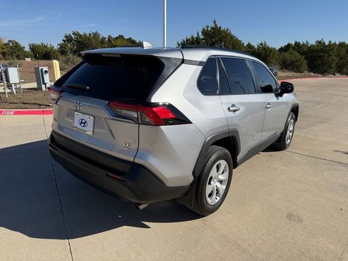 Used 2021 Toyota RAV4 LE image 5