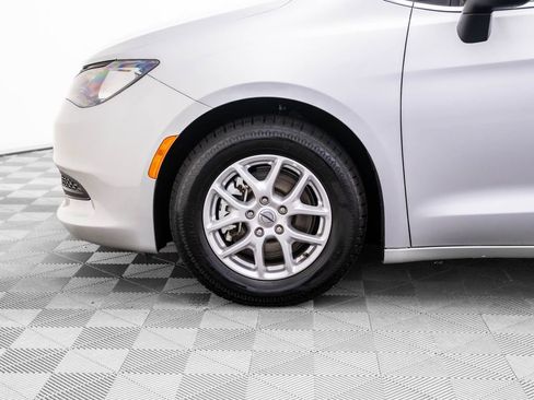 Used 2023 Chrysler Voyager LX image 35