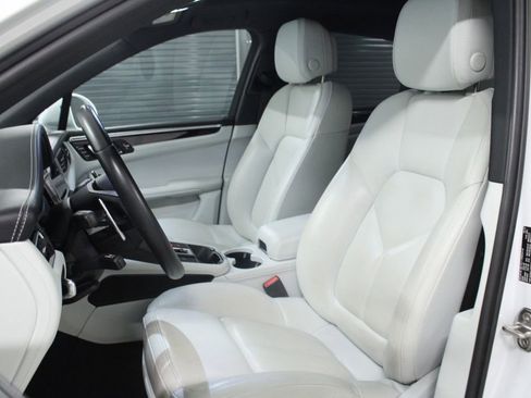 Certified 2022 Porsche Macan AWD/4WD image 5