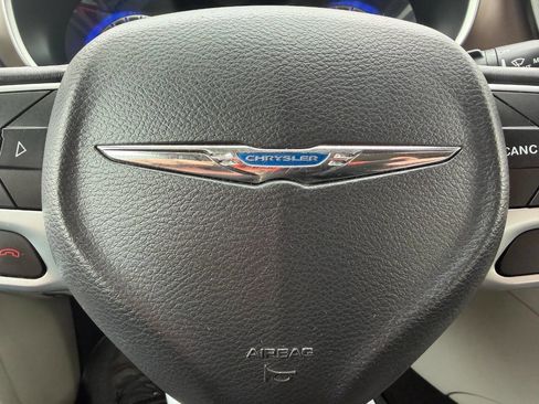 Used 2017 Chrysler Pacifica Touring-L FWD image 22