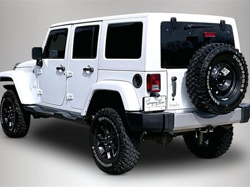 Used 2018 Jeep Wrangler Unlimited Sahara w/ Connectivity Group image 4