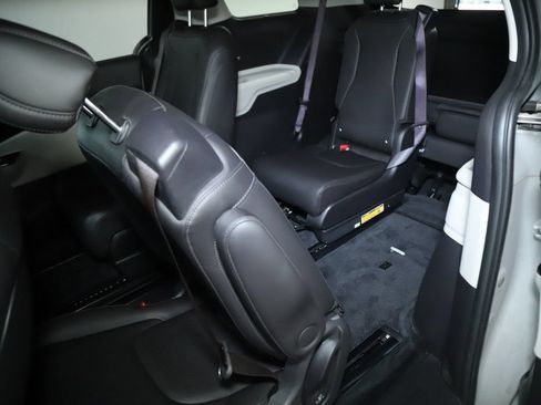 Used 2024 Kia Carnival EX FWD image 13
