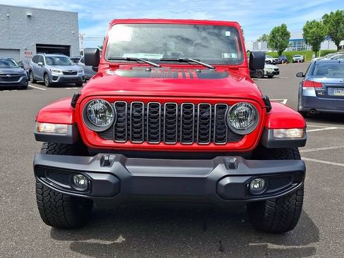 Used 2025 Jeep Gladiator Sport AWD/4WD image 2