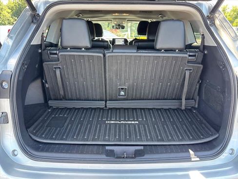 Used 2022 Toyota Highlander XLE AWD/4WD image 28
