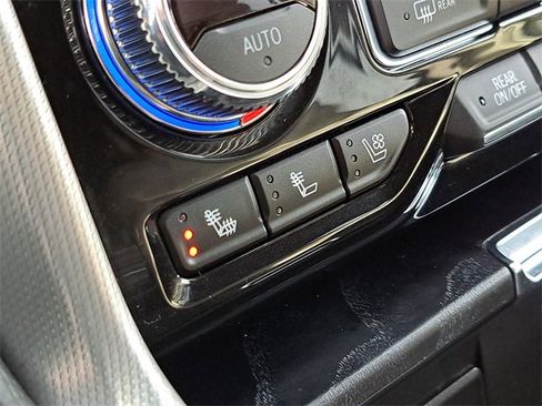 Used 2024 GMC Yukon XL Denali image 17