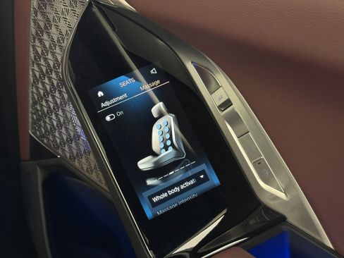 Used 2024 BMW i7 xDrive60 image 43