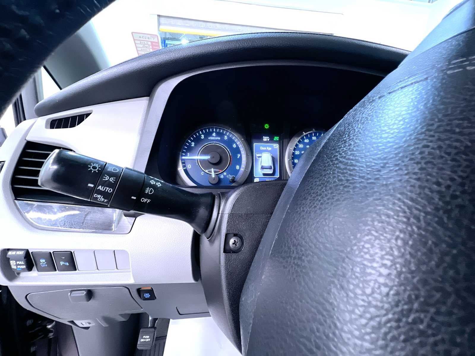 Used 2019 Toyota Sienna XLE w/ XLE Navigation Package FWD image 18