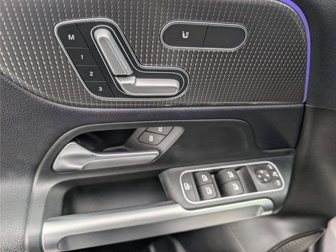 Used 2020 Mercedes-Benz GLB 250 4MATIC w/ Premium Package image 19