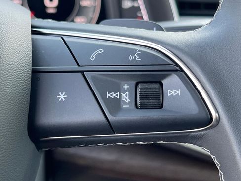 Used 2025 Audi Q8 Premium image 26