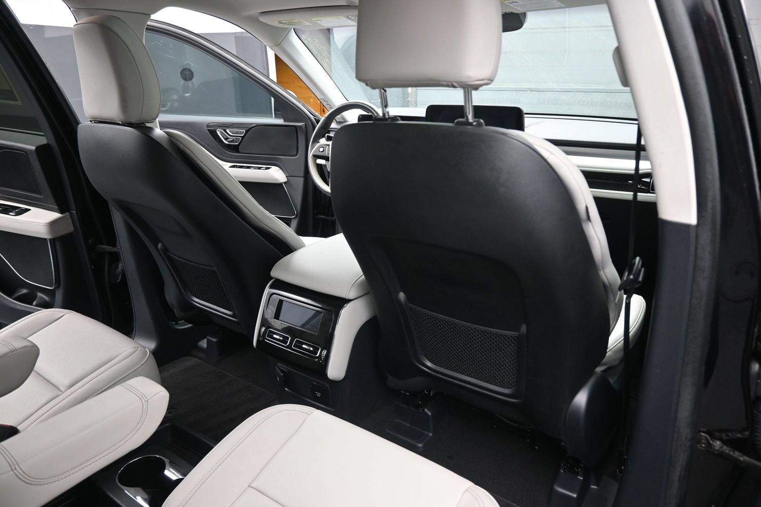 Used 2025 Lincoln Aviator 2WD image 29