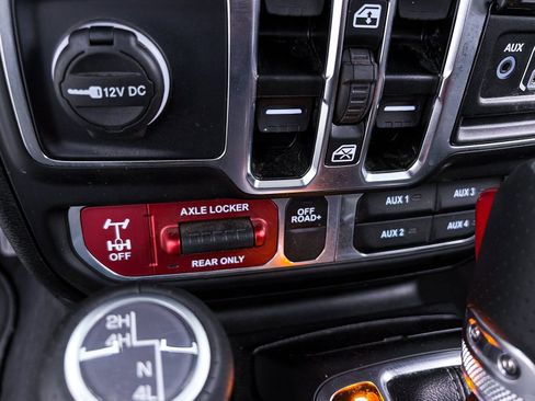 Used 2025 Jeep Gladiator Mojave w/ Convenience Group image 9