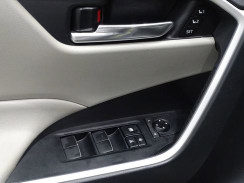 Used 2021 Toyota RAV4 XLE Premium image 17