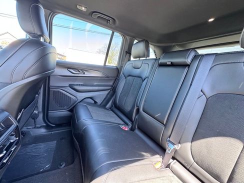 Used 2025 Jeep Grand Cherokee Altitude AWD/4WD image 16