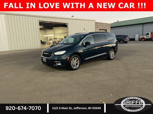Used 2022 Chrysler Pacifica Touring-L image 2