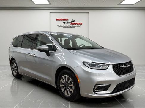 Used 2023 Chrysler Pacifica Touring-L FWD image 7