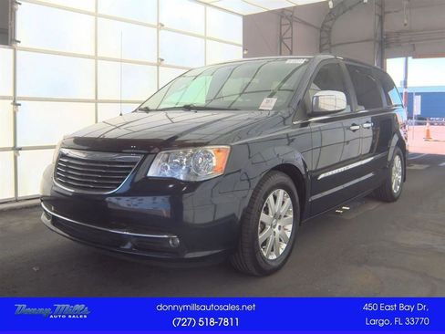 Used 2013 Chrysler Town & Country Touring image 1
