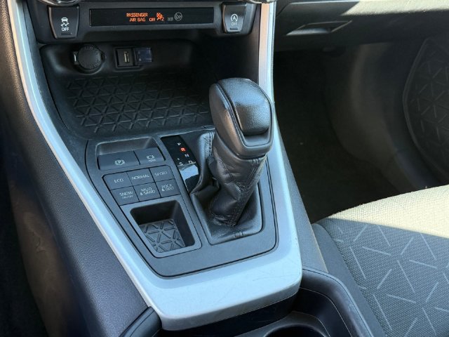 Used 2021 Toyota RAV4 XLE AWD/4WD image 19