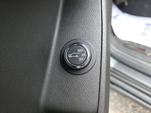Used 2022 Chevrolet Traverse LT AWD/4WD image 46