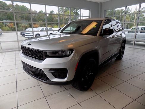 Certified 2023 Jeep Grand Cherokee Altitude image 3