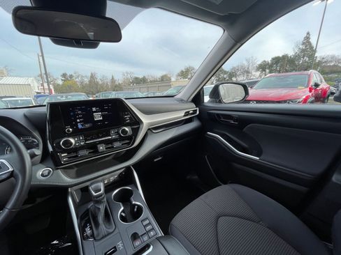 Used 2025 Toyota Highlander LE image 38