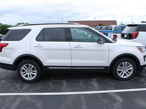 Used 2018 Ford Explorer XLT w/ Equipment Group 202A AWD/4WD image 3
