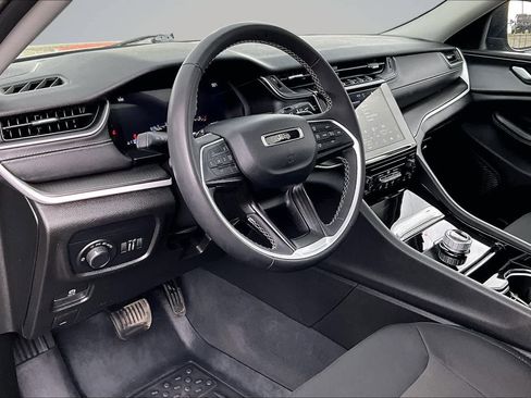 Used 2023 Jeep Grand Cherokee Laredo X AWD/4WD image 2