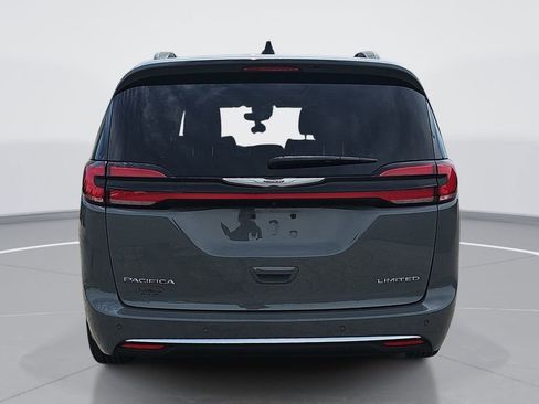 Used 2023 Chrysler Pacifica Limited FWD image 5