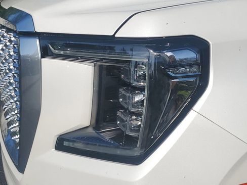 Used 2021 GMC Yukon XL Denali w/ Denali Premium Package image 9