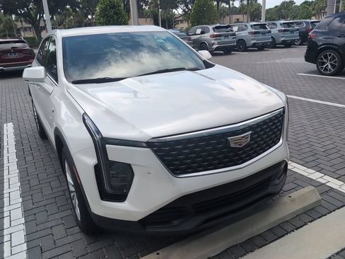 Used 2024 Cadillac XT4 Luxury w/ Cold Weather Package FWD image 9